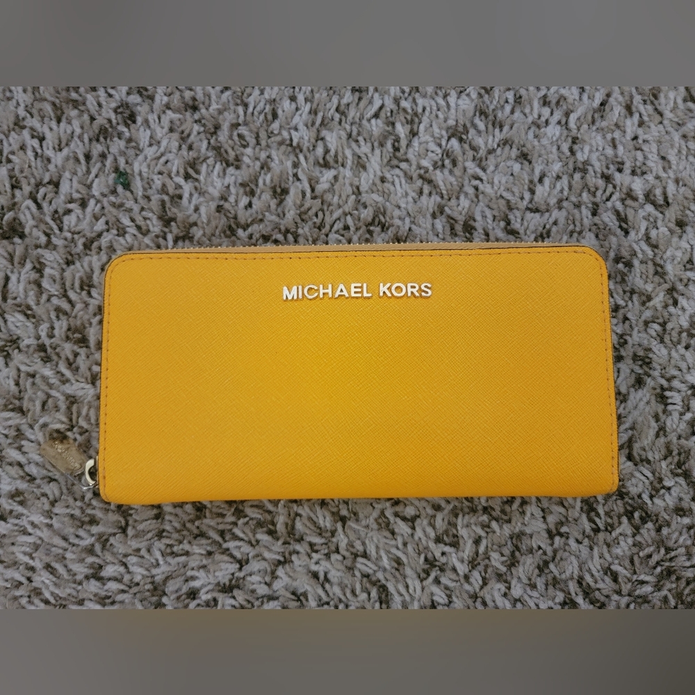(SOLD) Michael Kors Jet Set Travel Continental Zip Around Wallet